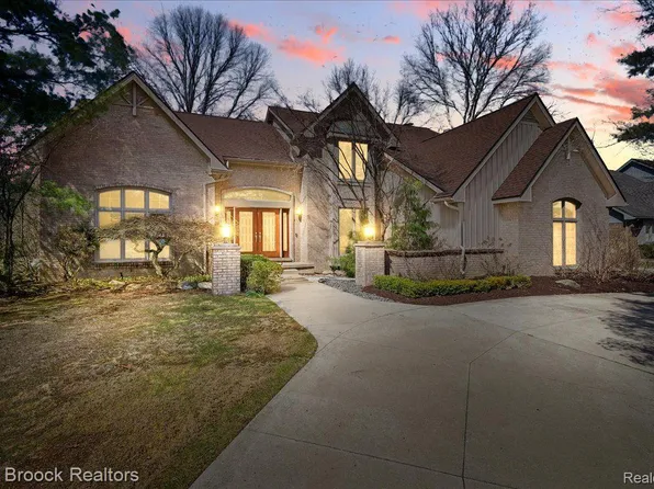6362 Charles Dr, West Bloomfield, MI 48322