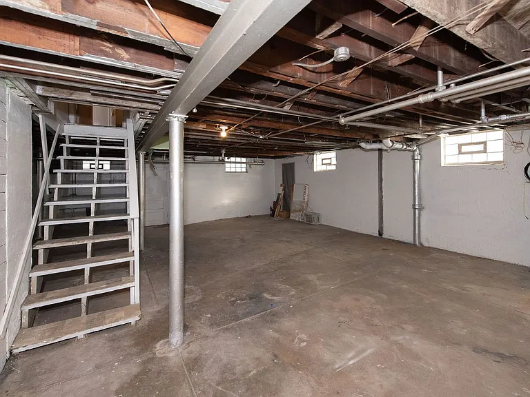 Beautifully updated Tudor style duplex. Upper unit. Large rooms. 2 balconies, private entry. Fenc... — Photo 32