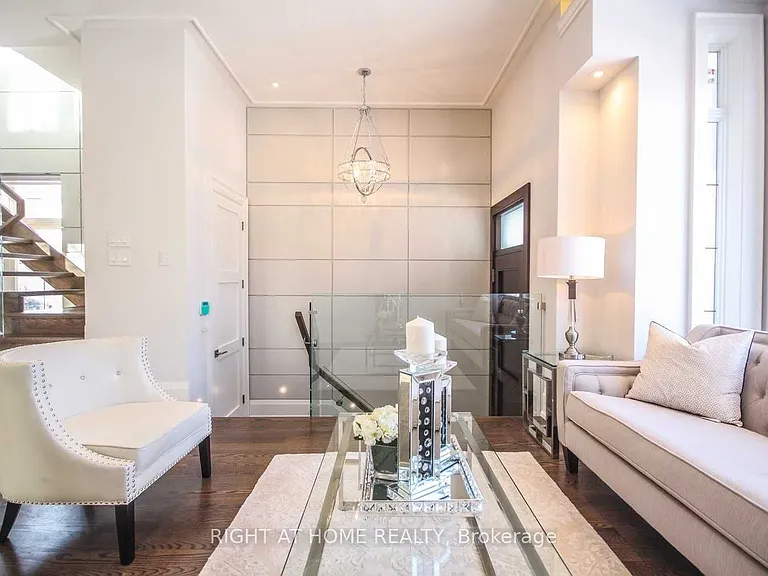 289 Connaught Ave — Photo 2