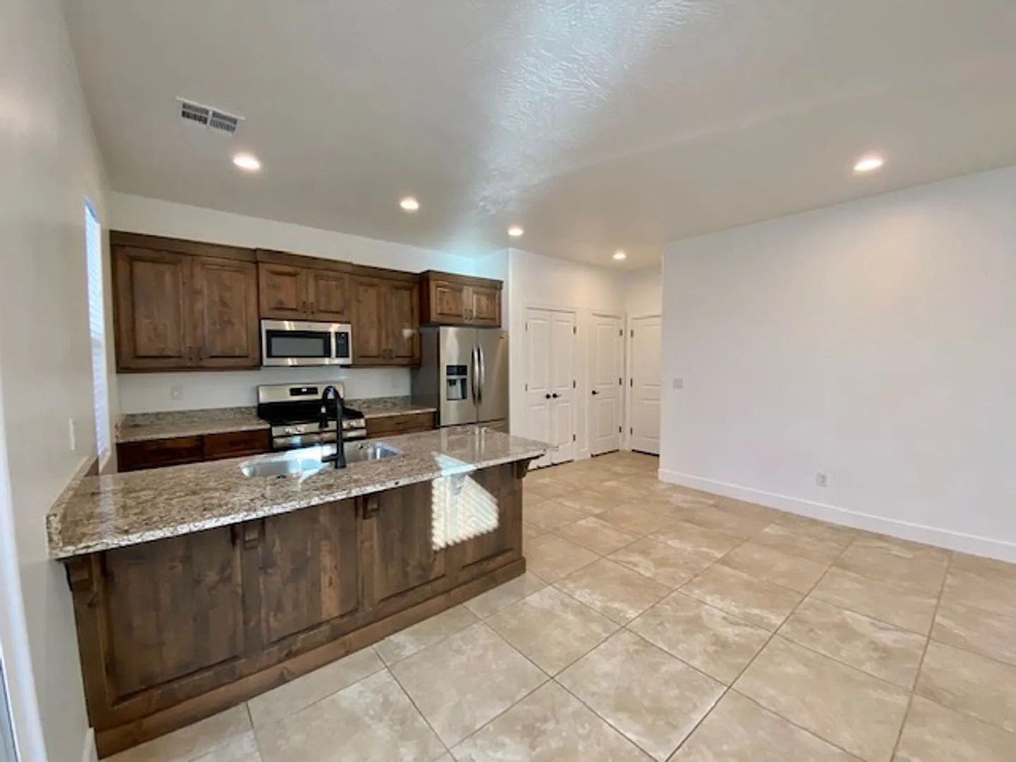 Spacious Townhome Available For Rent — Photo 2