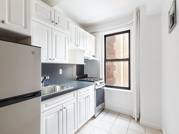 4th image of 1 University Pl APT 4D
