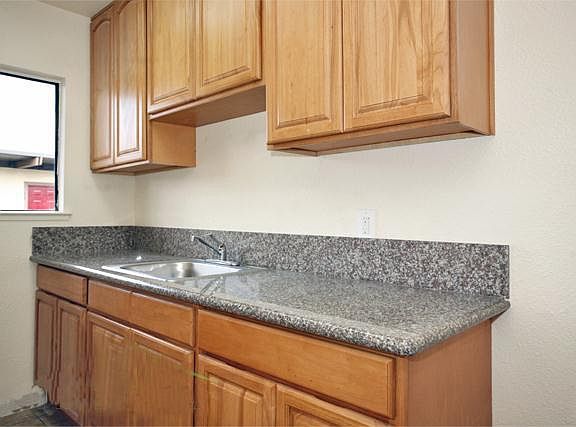 5th image of 729 Dixieanne Ave