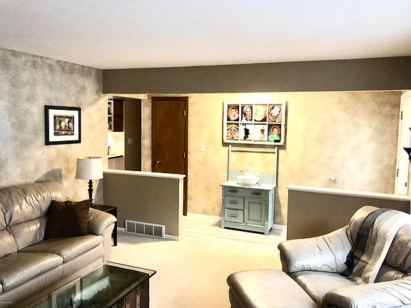 4th image of 2672 Woodridge Dr
