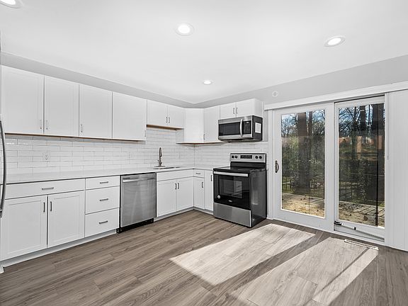 4th image of 3202 Erskine Dr