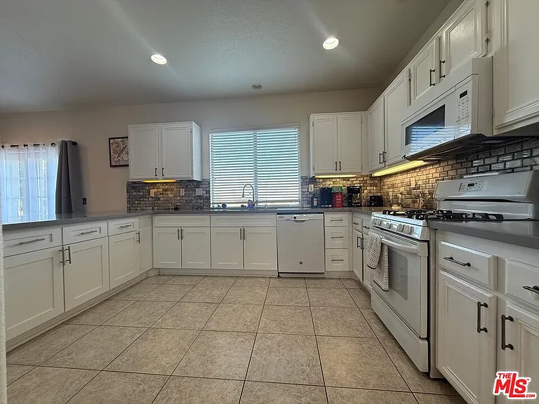 719 W Avenue Q10 — Photo 5