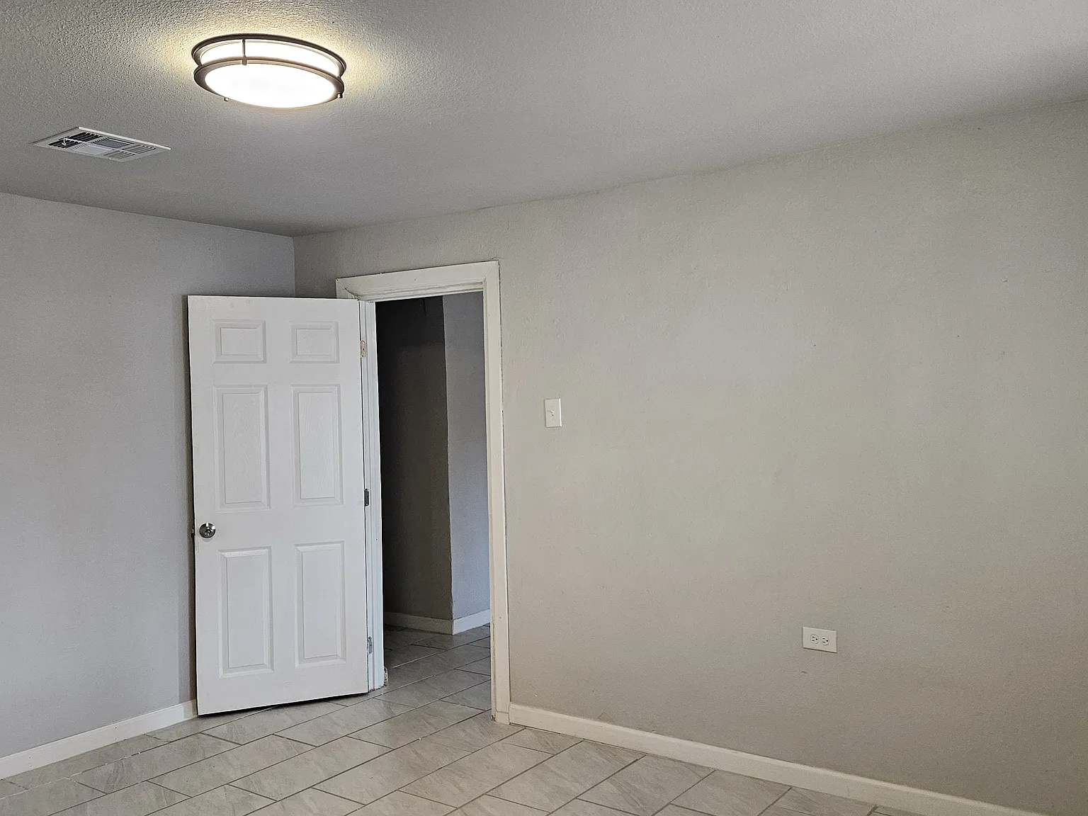 2 bed, 807 sqft, $1,050 — Photo 2
