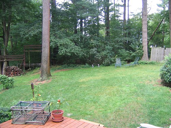 pPrivate 2/3 acre landscaped yard