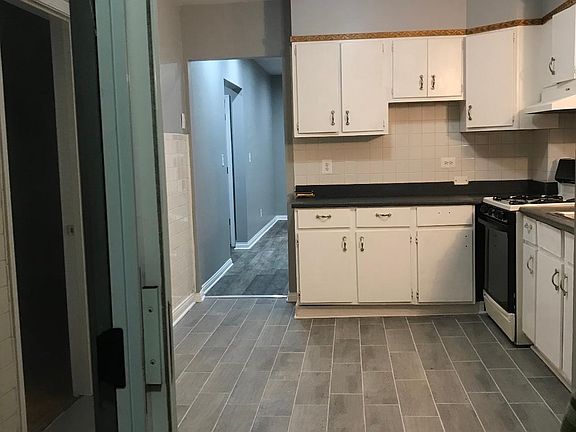 4th image of 2708 N Artesian Ave #2