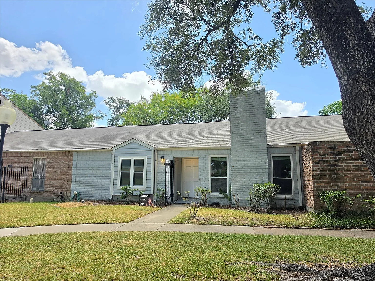3 bed, 2.0 bath, 1394 sqft, $2,090 — Photo 2