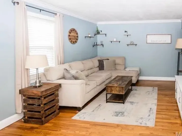 1327 Kraft St — Photo 2