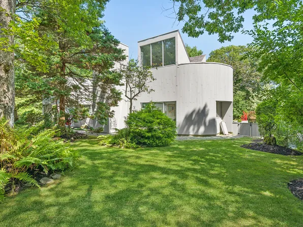 12 Lakewood Ln, Quogue, NY 11959