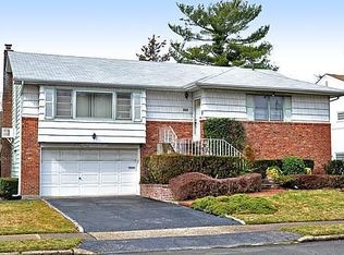 905 Woodmere Dr, Valley Stream, NY 11581