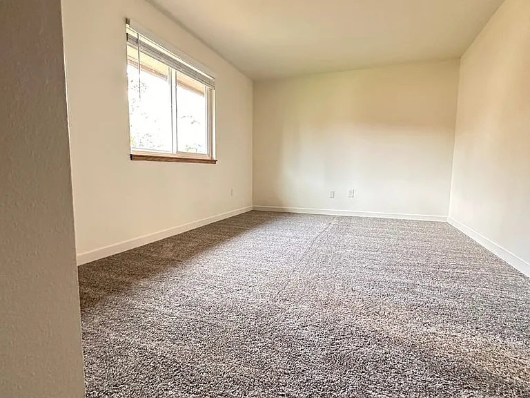 Willow Creek Apartments — Photo 10