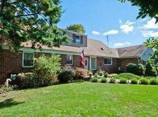5 Meeks Ln, Islip, NY 11751