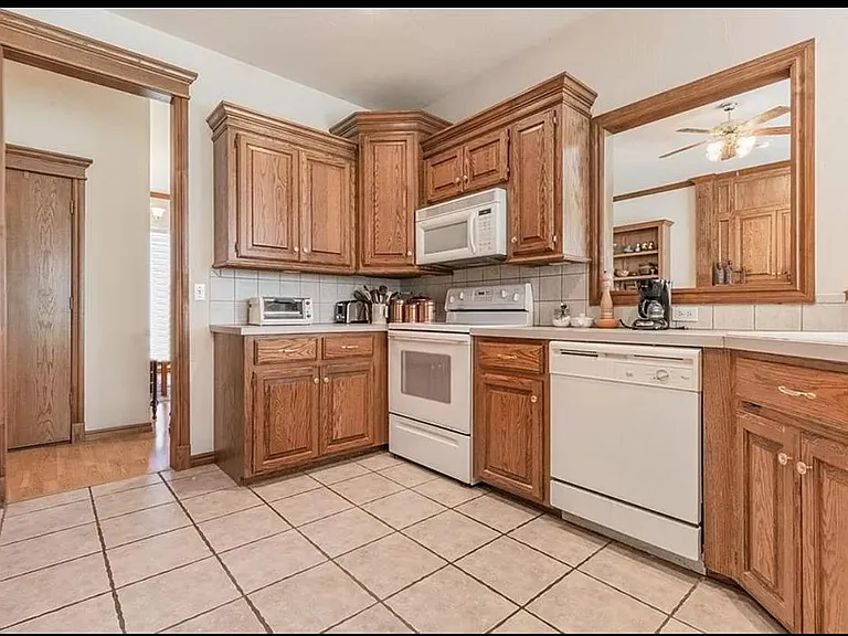 16009 Heather Ct — Photo 12