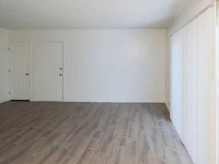 Parkway Plaza Apartments — Photo 8