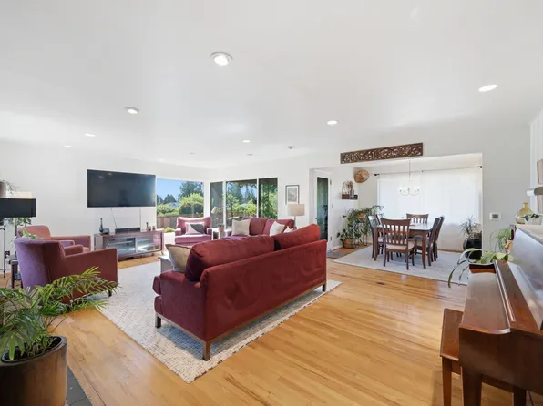 2135 N 117th St, Seattle, WA 98133