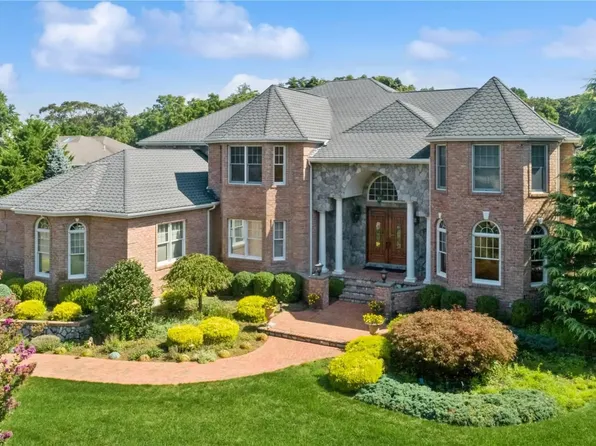 10 Nadia Court, Smithtown, NY 11787