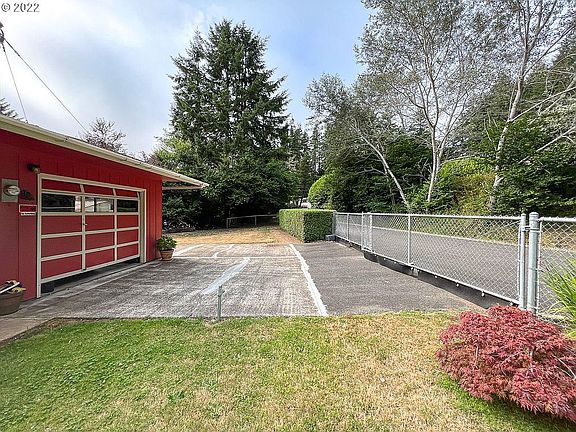 3rd image of 590 Robinhood Ave