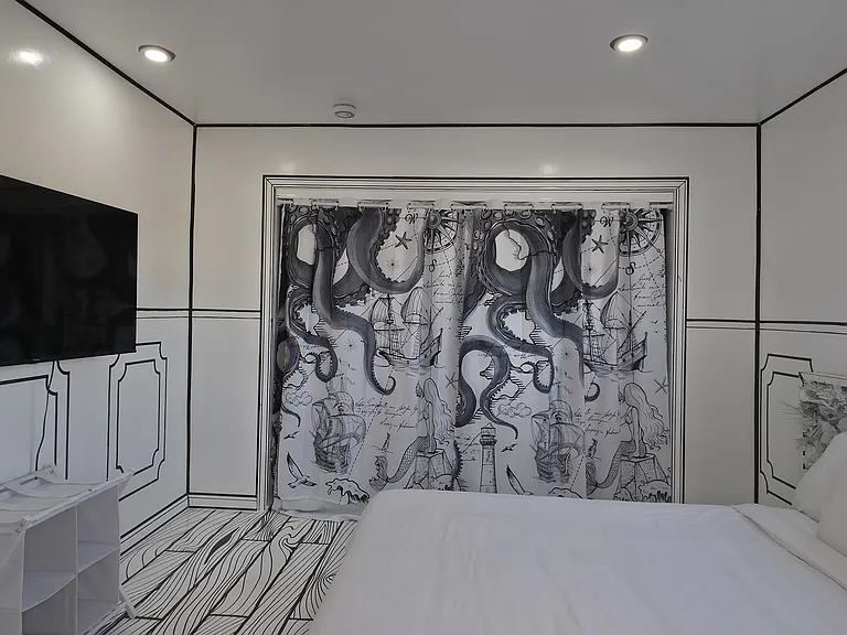2815 E 64th St #4 — Photo 30