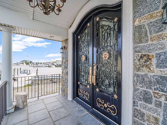 3rd image of 238 W Islip Rd