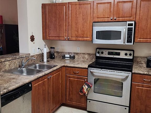 3rd image of 529 E Sheridan St #2051