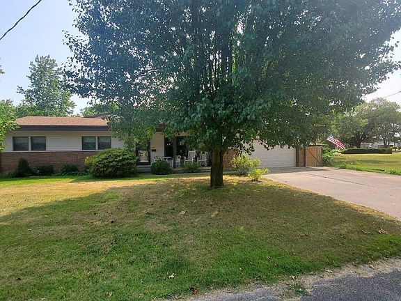 3rd image of 756 N Lake Dr