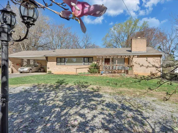 1069 Easton Rd, Salem, VA 24153