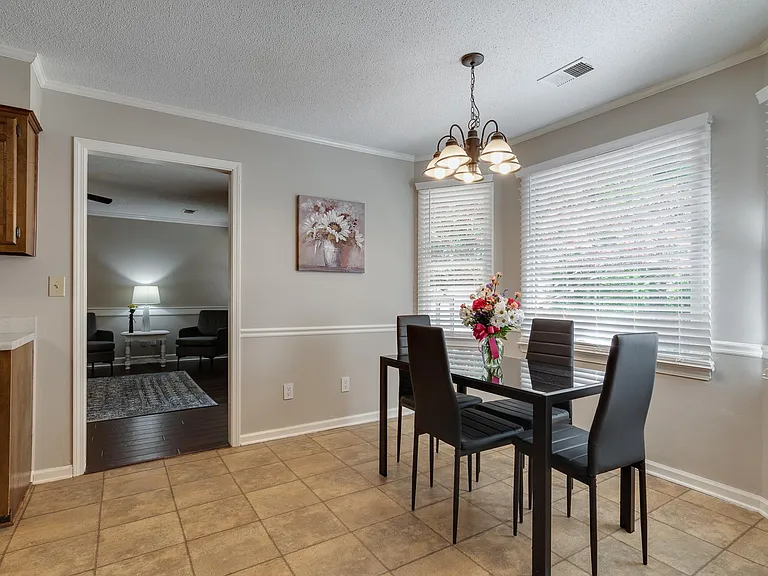 841 Cloverleaf Dr — Photo 5