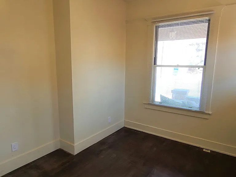 Euclid Ave - A 4 bedroom 2 bathroom Historic house with AC — Photo 9