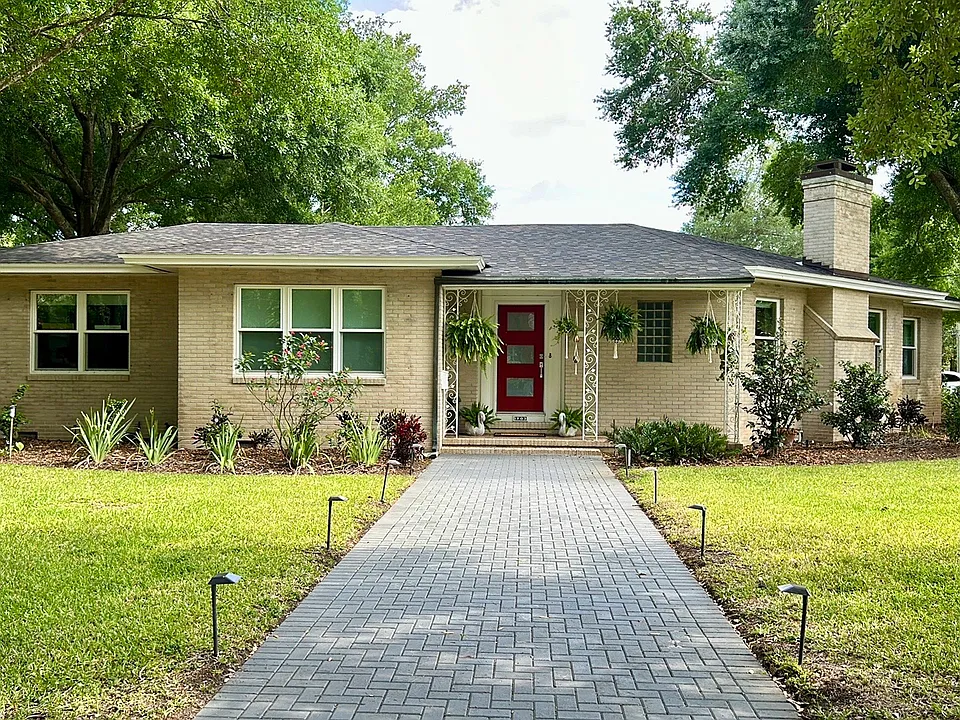 1203 Easton Dr