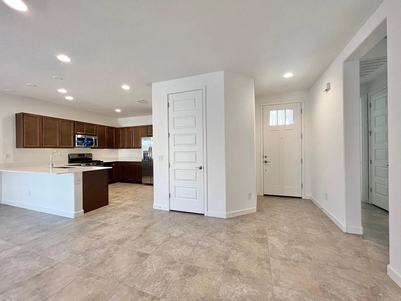 8946 W Rancho Dr — Photo 4