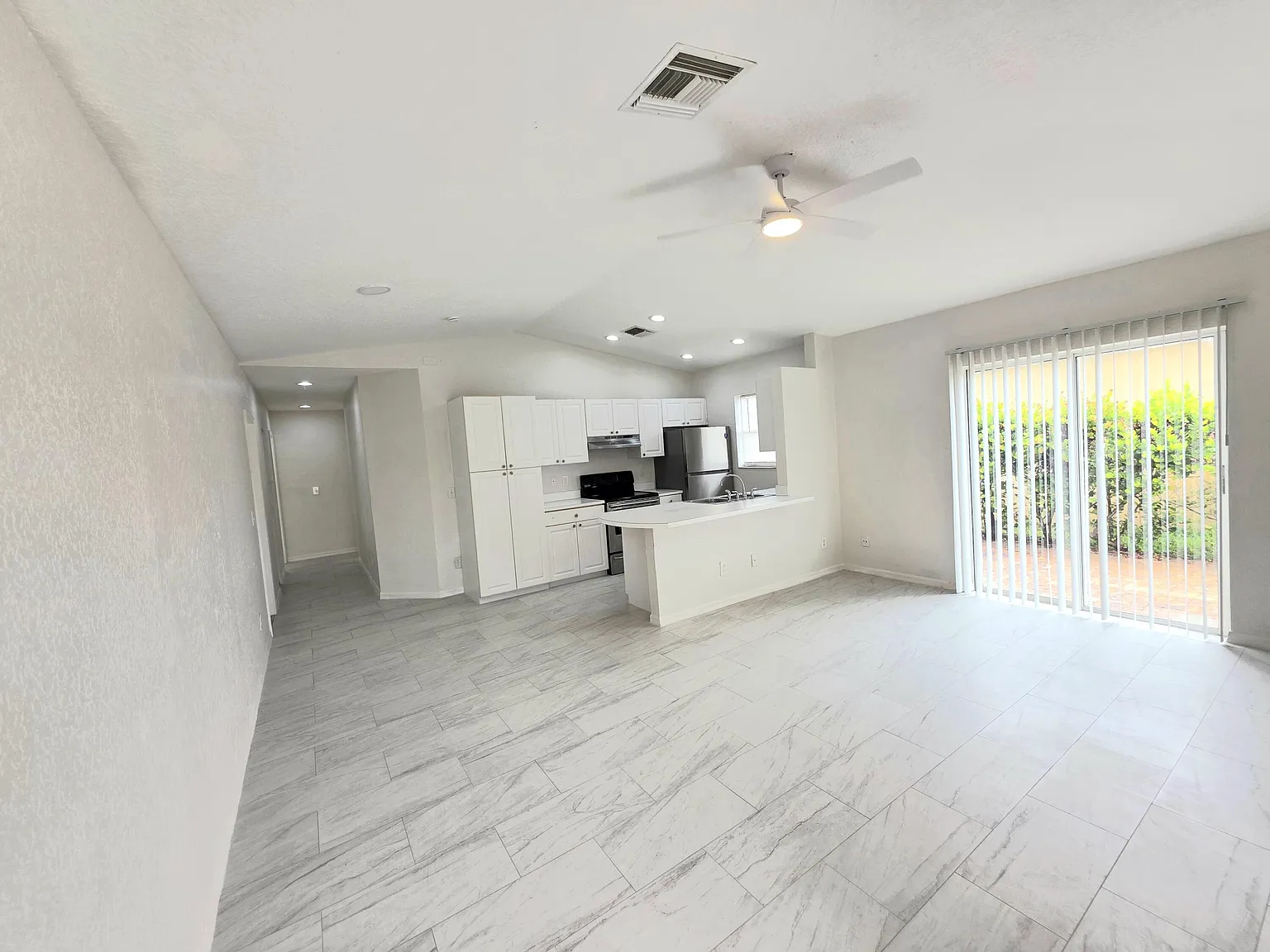 3 bed, 2.0 bath, 1084 sqft, $2,755 — Photo 2