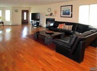 412 7th St, Palisades Park, NJ 07650