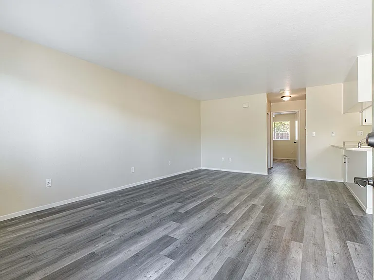1229 W Roseburg Ave — Photo 2