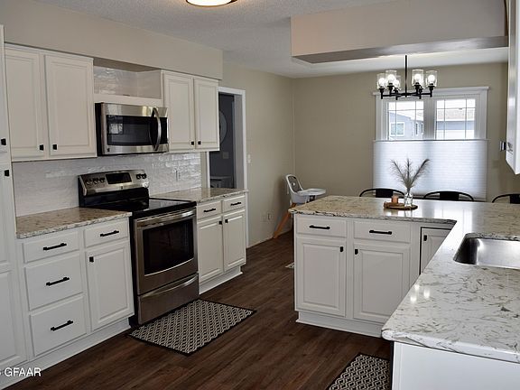 5th image of 400 15th St NE