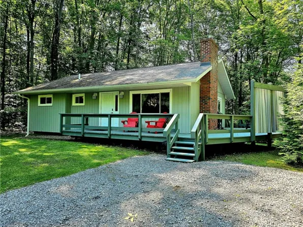 11801 Lakeland Dr, Conneaut Lake, PA 16316