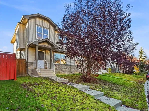 33 E Saddlebrook Cmn NE, Calgary, AB T3J 5M4