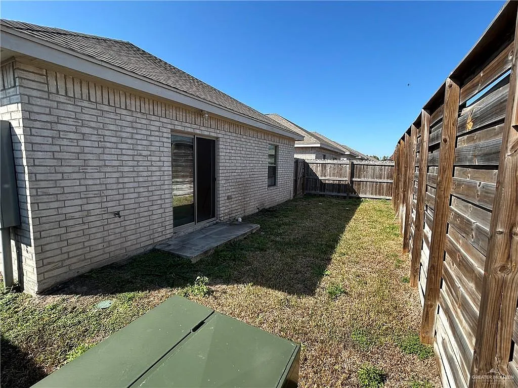 3 bed, 2.0 bath, 1080 sqft, $1,200 — Photo 2