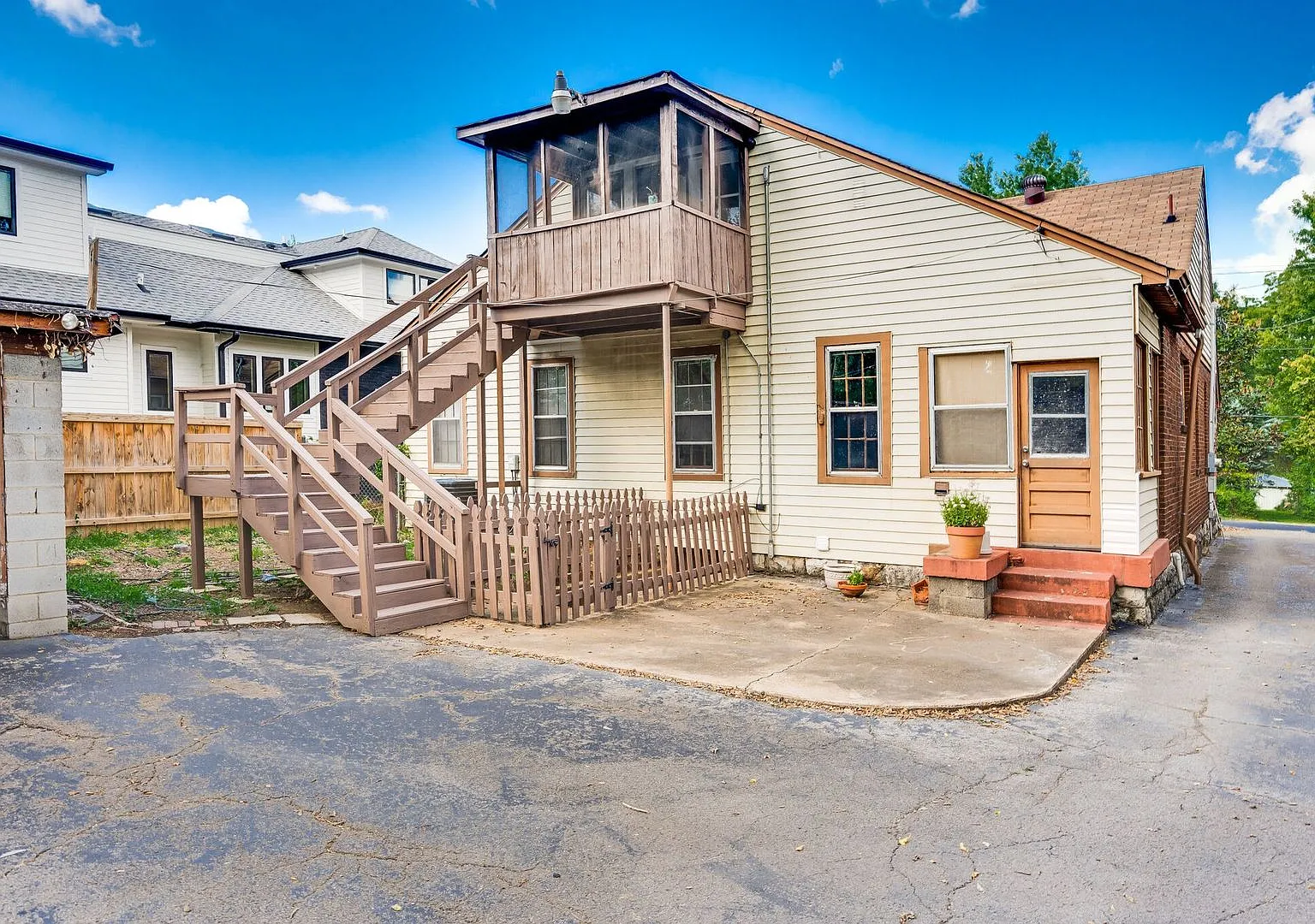 This charming 1920's tudor is walking distance to Martin's BBQ, and to 12 South! — Photo 1