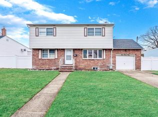 234 47th St, Lindenhurst, NY 11757