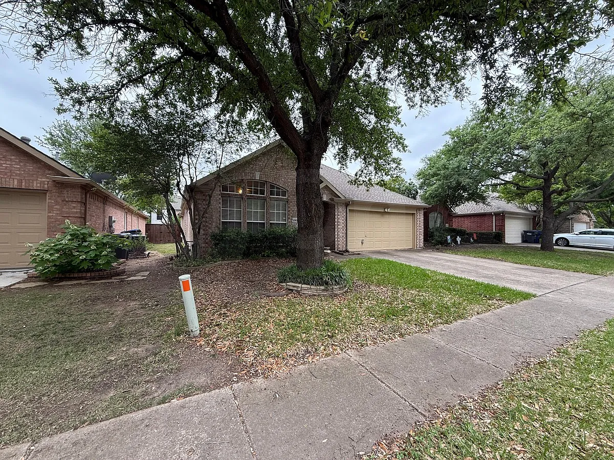 3 bed, 2.0 bath, 1727 sqft, $2,299 — Photo 2