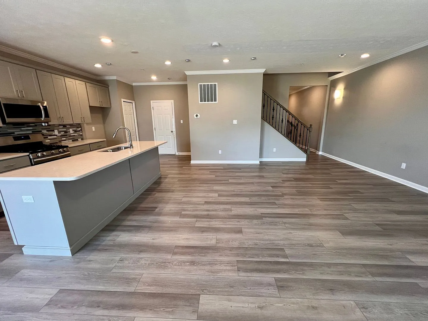 Imperial - 3 Bedroom 2.5 Bathroom - Large Townhome for Rent — Photo 3