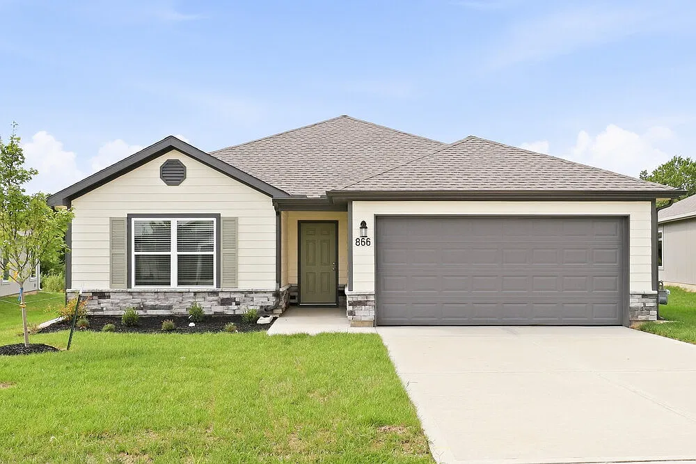 3 bed, 2.0 bath, 1446 sqft, $2,385 — Photo 1
