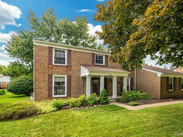 4350 Apple Valley Ln, West Bloomfield, MI 48323