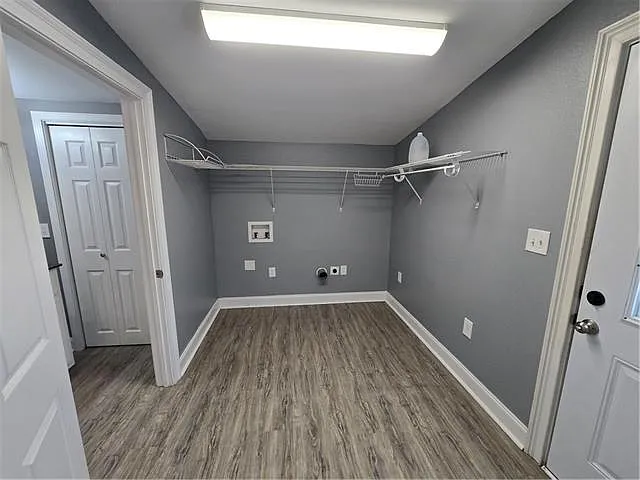 300 Saint Charles Blvd — Photo 24