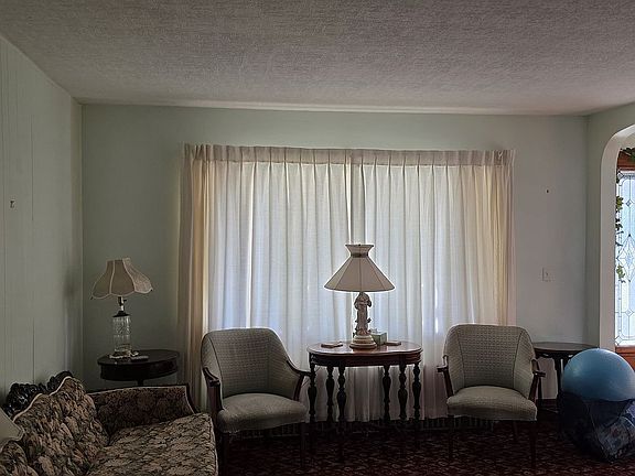Livingroom & Picture Window