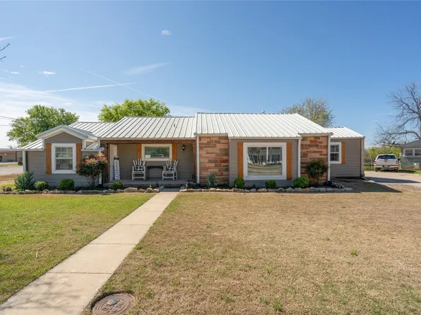243 W Live Oak St, Jacksboro, TX 76458