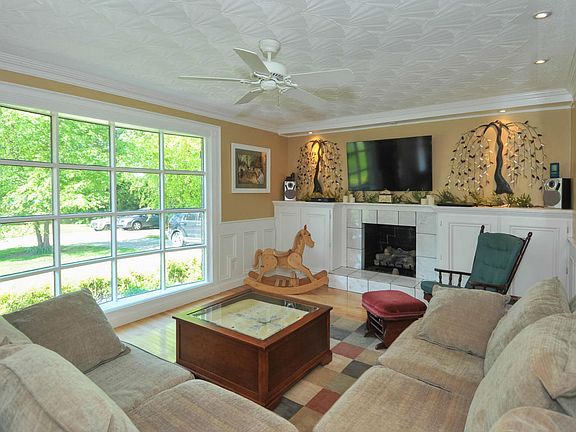 5th image of 208 Ashby Ln