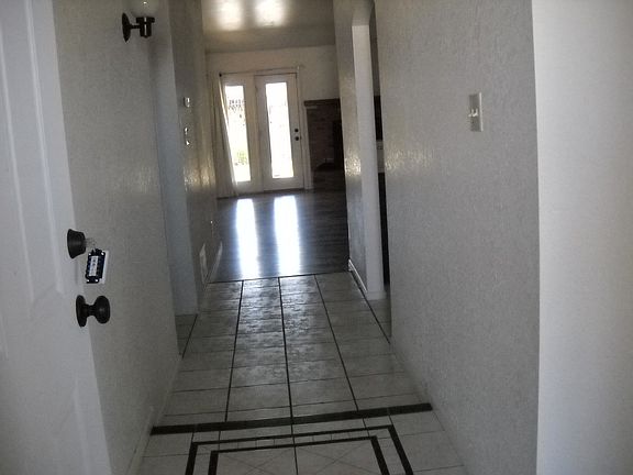 4th image of 2210 Iris Dr